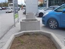 Prázdné betonové květináče, které by osvěžily i stromky. Prázdné betonové květináče, které by osvěžily i stromky.