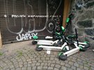 Kolobězky "parkujíci" před vjezdem u tunelu.
Karlin Kolobězky "parkujíci" před vjezdem u tunelu.
Karlin