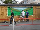 Heslem více zeleně do Prahy se řídí i výzdoba rolety před stanicí tramvaje Dvorce. Heslem více zeleně do Prahy se řídí i výzdoba rolety před stanicí tramvaje Dvorce.