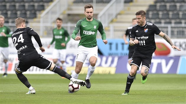 Jakub Považanec z Jablonce se snaží projít mezi ostravskými protivníky Václavem... Jakub Považanec z Jablonce se snaží projít mezi ostravskými protivníky Václavem...