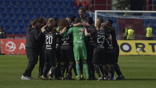 Fotbalisté Slavie se radují ze zisku mistrovského titulu, který si zajistili... Fotbalisté Slavie se radují ze zisku mistrovského titulu, který si zajistili...