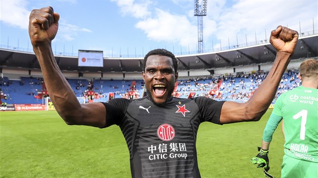 Michael Ngadeu ze Slavie se raduje z mistrovského titulu. Michael Ngadeu ze Slavie se raduje z mistrovského titulu.