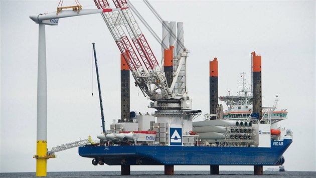 Loď pro instalování větrné turbíny na mořské hladině u německého Sassnitzu. Loď pro instalování větrné turbíny na mořské hladině u německého Sassnitzu.