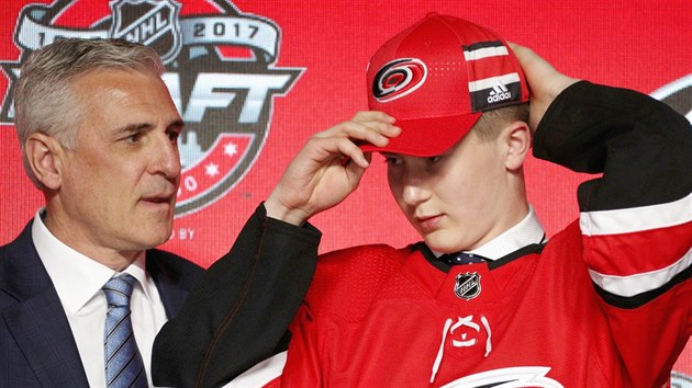 Český hokejista Martin Nečas byl na draftu v roce 2017 číslem 12 a volbou... Český hokejista Martin Nečas byl na draftu v roce 2017 číslem 12 a volbou...