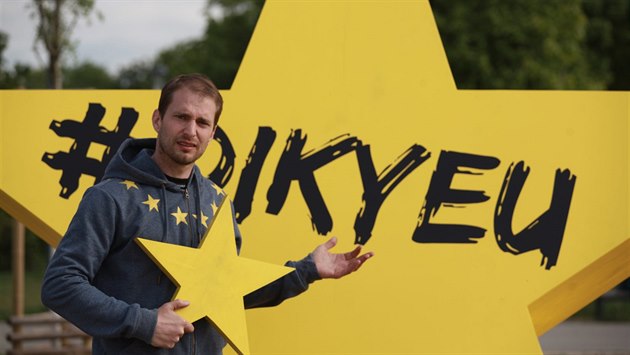 Rada pro mezinárodní vztahy vztyčila na Letné hvězdu EU jako výzvu k účasti v... Rada pro mezinárodní vztahy vztyčila na Letné hvězdu EU jako výzvu k účasti v...