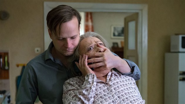 Jiřina Bohdalová a Kryštof Hádek ve filmu Klec Jiřina Bohdalová a Kryštof Hádek ve filmu Klec