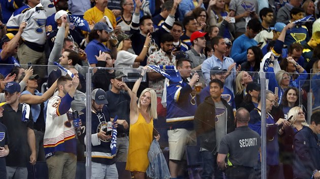 Euforie fanoušků St. Louis po vítězství nad San Jose Euforie fanoušků St. Louis po vítězství nad San Jose