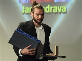 Jan Hadrava s trofej pro nejlepho volejbalistu roku.