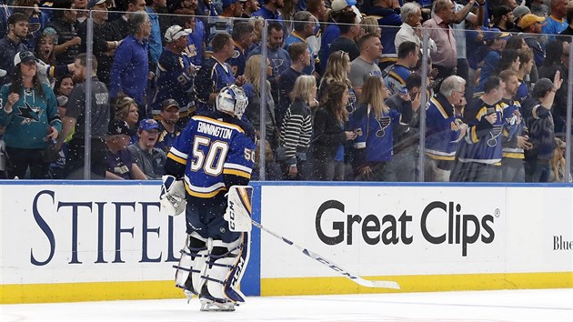 Brank Jordan Binnington z St. Louis po prohranm utkn se San Jose.