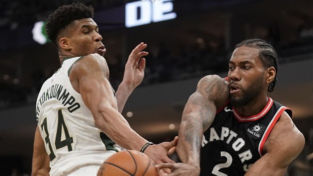 Jannis Antetokunmpo (vlevo) z Milwaukee a  Kawhi Leonard z Toronta se petahuj o m.