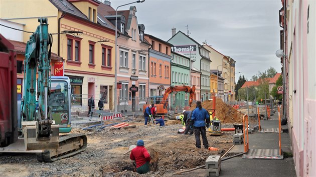 Opravu dleit komunikace v chebsk Psen ulici komplikuje stavbam havrie vodovodnho adu.
