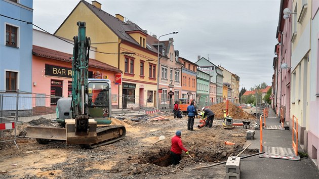 Opravu dleit komunikace v chebsk Psen ulici komplikuje stavbam havrie vodovodnho adu.