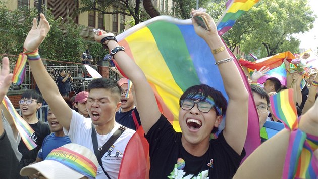 Podporovatel rovnosti satk mezi heterosexulnmi a homosexulnmi pry se raduj v ulicch Tchaj-peje pot, co tchajwansk vlda uzkonila satkovou rovnost. Tchaj-wan se tak stal prvn asijskou zem, kde se homosexuln pry mohou sezdat a adoptovat dti. (17. kvtna 2019)