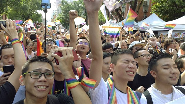 Podporovatel rovnosti satk mezi heterosexulnmi a homosexulnmi pry se raduj v ulicch Tchaj-peje pot, co tchajwansk vlda uzkonila satkovou rovnost. Tchaj-wan se tak stal prvn asijskou zem, kde se homosexuln pry mohou sezdat a adoptovat dti. (17. kvtna 2019)