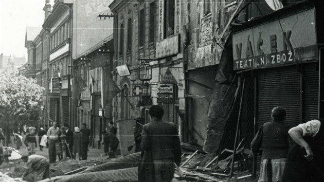 Námstí v Roudnici nad Labem krátce po skonení náletu 9. kvtna 1945.