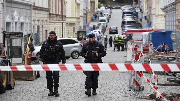 Z pokozenho potrub v Charkovsk ulici v Praze 10 unikl plyn. Hasii museli evakuovat pes sto lid. (14. kvtna 2019)