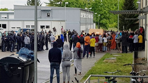 Potyky mezi polici a uprchlky se odehrly v uprchlickm zazen v bavorskm ezn. (11. kvtna 2019)