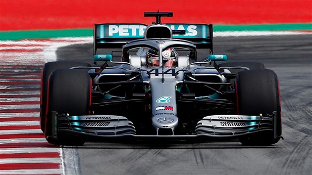 Lewis Hamilton ze stje Mercedes v kvalifikaci na Velkou cenu panlska