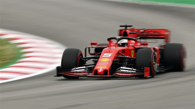 Sebastian Vettel se svou formul Ferrari projd kvalifikac na Velkou cenu panlska.