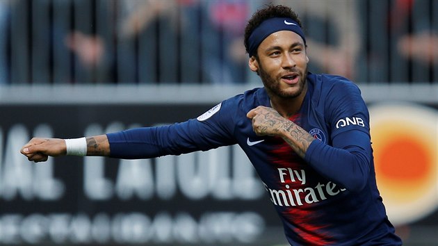 Neymar z PSG oslavuje svj gl v utkn s Angers.