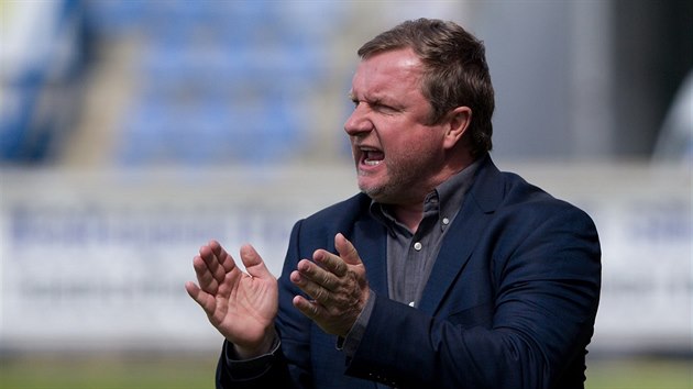 Plzesk trenr Pavel Vrba povzbuzuje sv svence bhem zpasu proti Liberci.