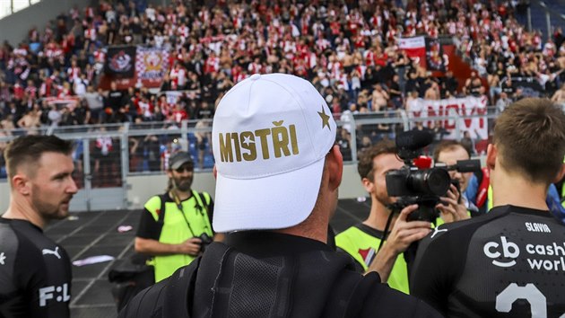 Fotbalist Slavie se raduj ze zisku mistrovskho titulu.