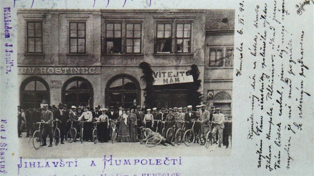 Sv pohlednice si vydvali i cyklist. Ti produkovali mlonkladov pohlednice, napklad s nmtem cyklistickho vletu z Jihlavy do Pelhimova a Humpolce, kter se uskutenil u v roce 1893.
