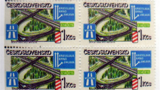 Znmky z let 1967 a 1981 zobrazuj motivy jihlavskch historickch budov a leteck pohled na sjezd z dlnice smrem k Jihlav.