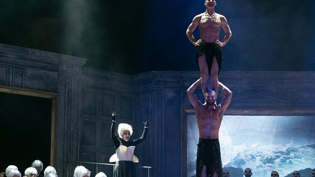 Eva Urbanov a lenov Losers Cirque Company v Prokofjevov opee Lska ke tem pomeranm