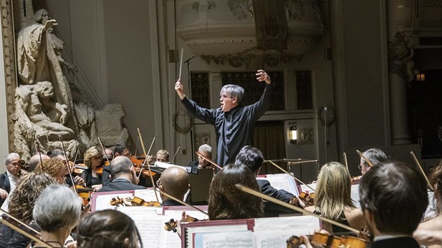 Dirigent Antonio Pappano a Orchestra dellAccademia di Santa Cecilia na Praskm jaru