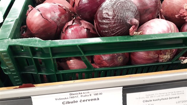 Chyb i erven cibule. Tesco si dodvky zajiuje z Indie.