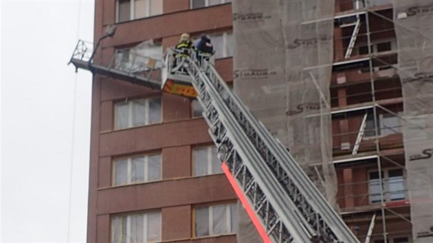 Stavebn ploina se mezi sedmm a osmm patrem zasekla a velmi nebezpen naklonila. (15. kvtna 2019)