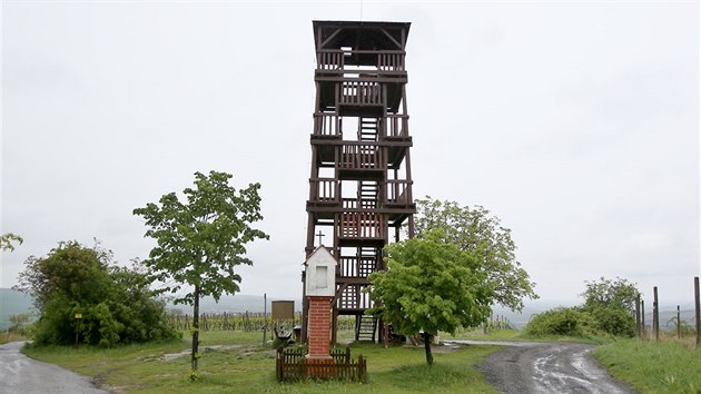 O rozhlednu v Boeticch se staraj mstn vinai za sv penze. I tak jsou na podlaze horn ploiny rozdrolen kusy deva a stavba se d dsiv rozhoupat do stran.