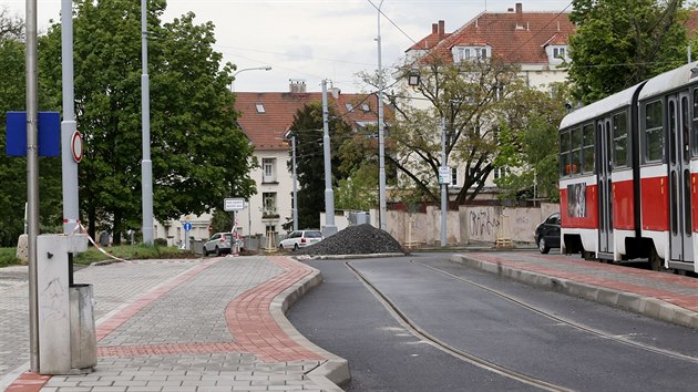 Na konen tramvajov zastvce na brnnskm nmst Mru je nov opraven chodnk velijak zakiven, aby se kolem nj vely tramvaje. (14. kvtna 2019)