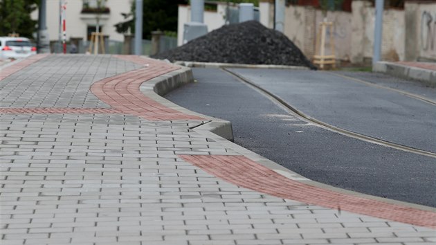 Na konen tramvajov zastvce na brnnskm nmst Mru je nov opraven chodnk velijak zakiven, aby se kolem nj vely tramvaje.(14. kvtna 2019)