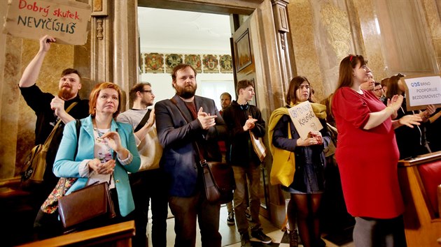 Asi stovka lid pila v ter na zasedn brnnskho zastupitelstva dat vce byt pro lidi bez domova. Podailo se jim doshnout odloen hlasovn o snen dotac na sociln bydlen. Protestu se zastnil tak exzastupitel Martin Freund (na snmku s takou) z hnut t Brno.