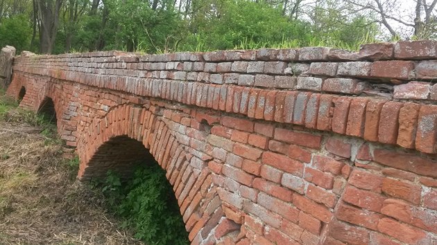 Historick cihlov most u Mikulova dostane zpt svou podobu ze 17. stolet. Opravy potrvaj zhruba rok.