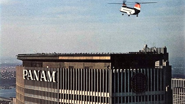 Boeing Vertol-107 II zachycen bhem fze pistn na stee heliportu JPB, foto pochz ze souboru reklamnch pohlednic NYA.