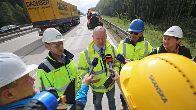 Pedstavitel editelstv silnic a dlnic i zstupci stavebn firmy Skanska pmo na mst o vkendu informovali o dalm postupu prac na problmovm seku mezi Humpolcem a Vtrnm Jenkovem.