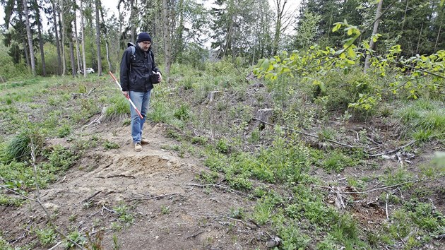 Vedouc archeologickho oddlen Muzea Vysoiny David Zimola u Rantova, na mst, kde byl stedovk hornick nhon nejvce ponien. Po zplanrovn nyn pipomn spe cestu. A obas ani tu ne.