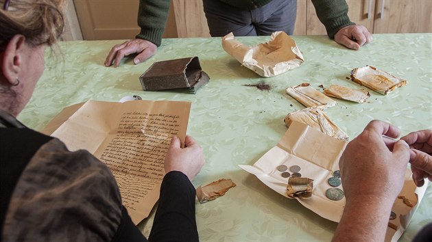 Kovov schrnka nalezen pi rekonstrukci kostela v Huln ukrvala dvn dokumenty a mince.