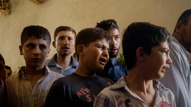 Syrt chlapci plou pobl tla 25letho mladka umuenho proasadovskmi milicemi. (23. ervence 2013)