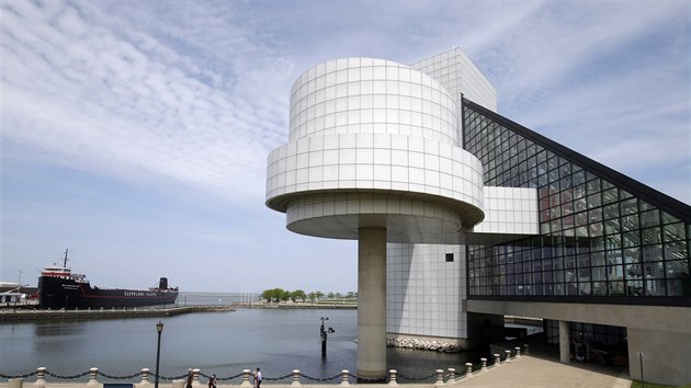 Budova koncertn haly v americkm Clevelandu znm pod nzvem Rocknrollov s slvy, kterou navrhl architekt I. M. Pei. (21. kvtna 2013)