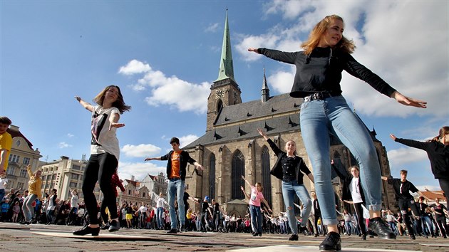 Stepask flash mob na nmst Republiky v Plzni a stepovn pod irm nebem je soust 6. ronku Plzeskho festivalu stepu. Skladbu The Greatest Show tancovalo vce ne sto stepa. (17.5.2019)