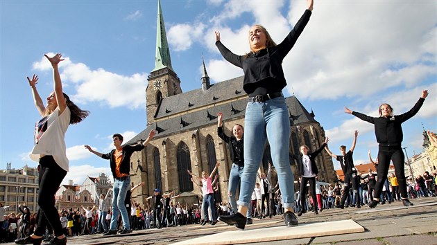 Stepask flash mob na nmst Republiky v Plzni a stepovn pod irm nebem je soust 6. ronku Plzeskho festivalu stepu. Skladbu The Greatest Show tancovalo vce ne sto stepa. (17.5.2019)