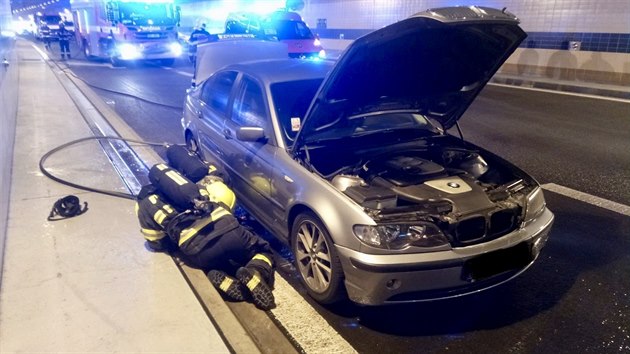 V tunelu Blanka hoelo auto, tunel byl pln dmu.