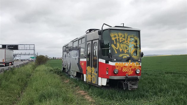 Odstavenou tramvaj u dlnice D1 nkdo posprejoval. (15. 5. 2019)