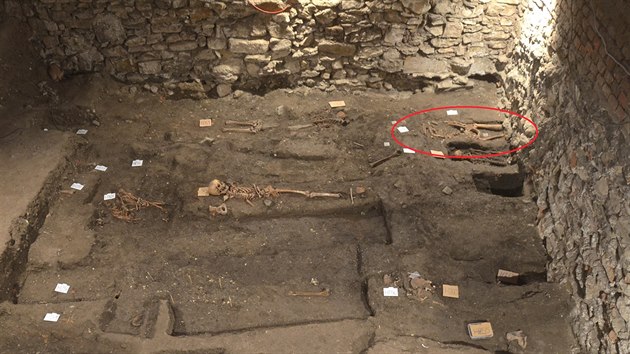 Pohled z dlky na hrob H210 a kostern pozstatky nalezen archeology na mst bvalho olomouckho hbitova. Patily mui, kter il a dvacet let se syfilidou.