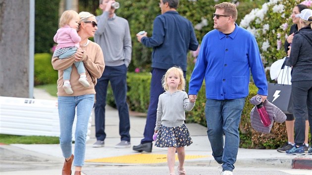 James Corden s manelkou Juli a dcerami Carey a Charlotte (22. bezna 2019)