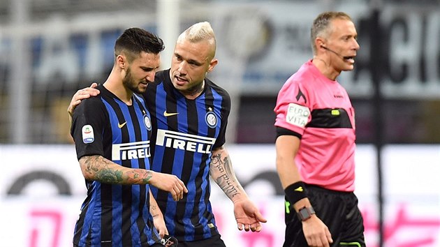 Matteo Politano (vlevo) a Radja Nainggolan z Interu Miln bhem zpasu s Chievem